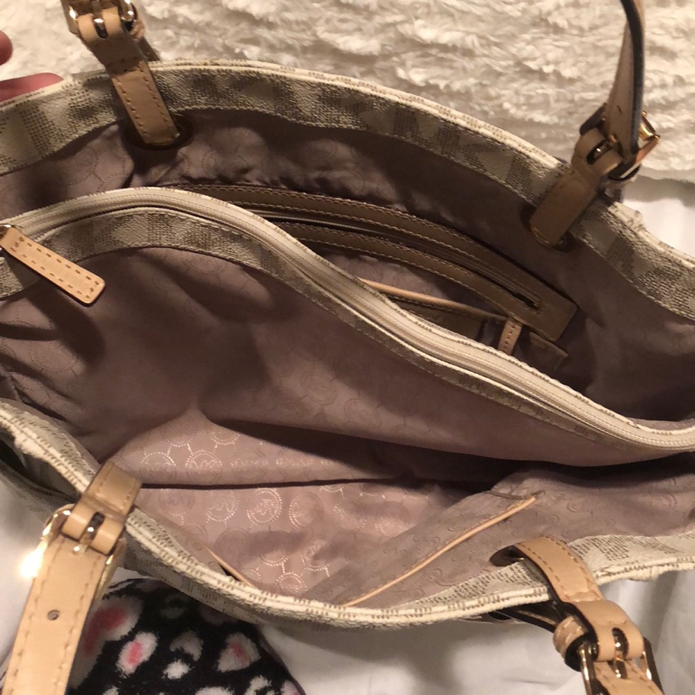 Michael Kors vanilla tote - Picture 2 of 4